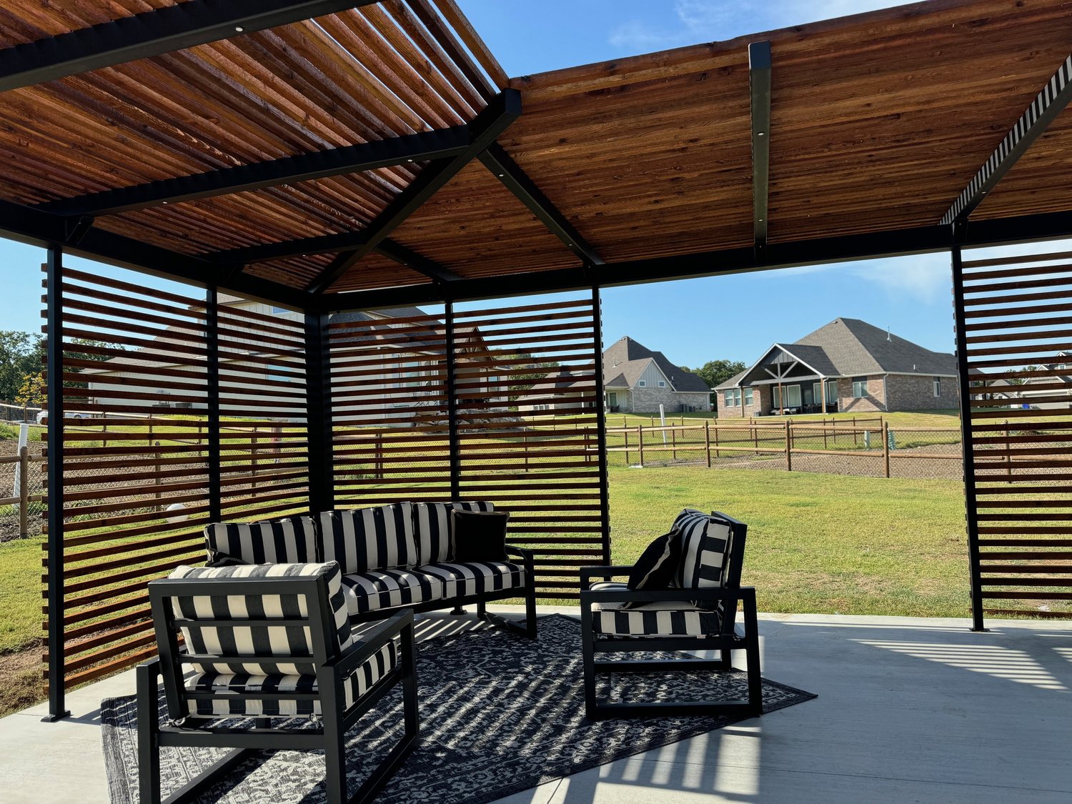 The Catoosa - L Shaped Cantilever Pergola with Backscreen and Furniture